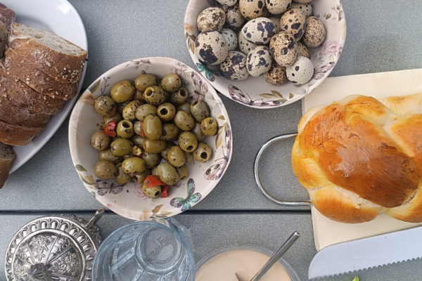 Wachteleier zum Frühstück mit Zopf, Oliven und Brot