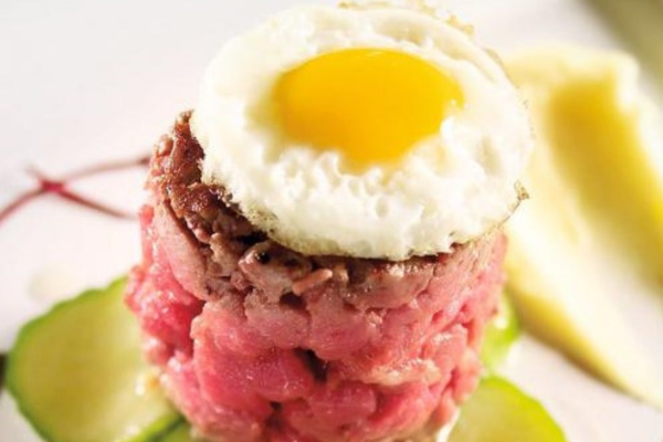 Beef Tatar mit Wachtelei