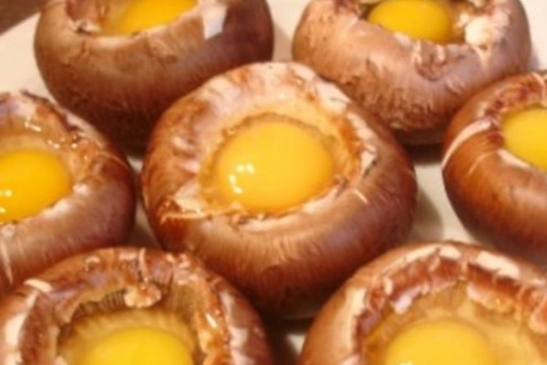 Wachteleier in braunen Champignons